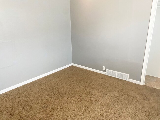 Building Photo - 3-Bedroom 1-Bath Single-Family Home With 1...