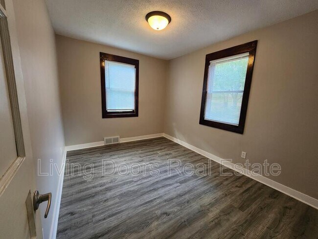 Building Photo - 348 S 38th St