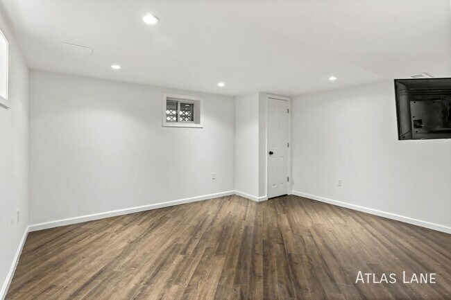 Building Photo - Professionally Managed  & Recently Renovat...