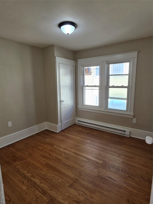 Building Photo - 25 Roosevelt Ave