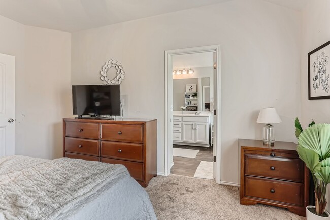 Building Photo - Charming 4BR/2BA One-Level Home with Moder...