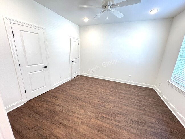 Building Photo - 3BR/3.5BA Stand Alone House in South Grove