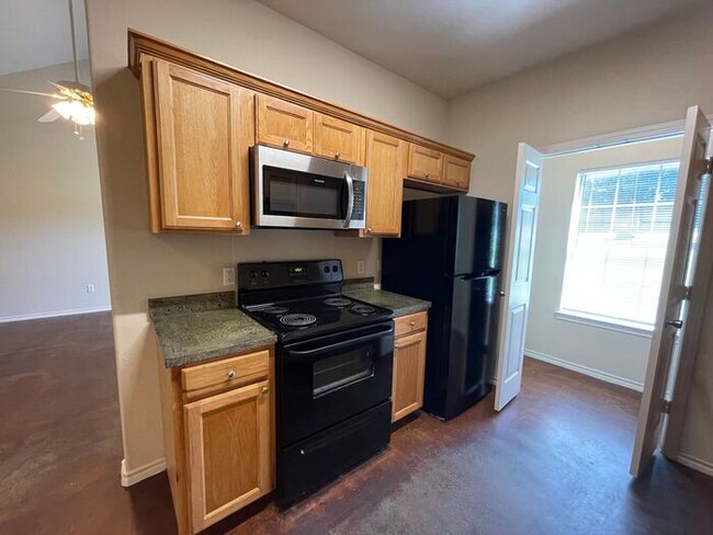Building Photo - (( SUMMER SPECIAL!!)) Lovely 3/2 Duplex Ho...