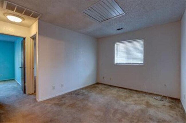 Building Photo - 2768 Saratoga Ave