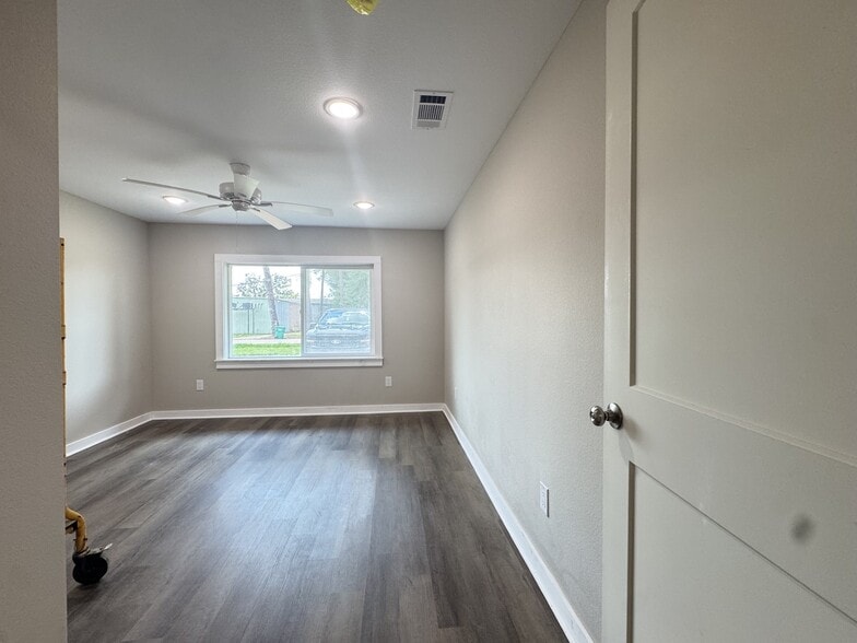 Building Photo - 307 S Linden St