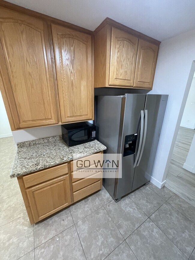 Building Photo - 4 Bed/ 2 Bath - House With Backyard!