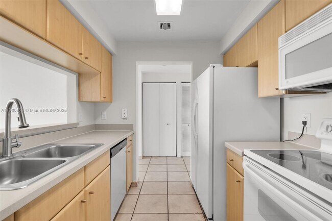 Building Photo - 2475 Brickell Ave