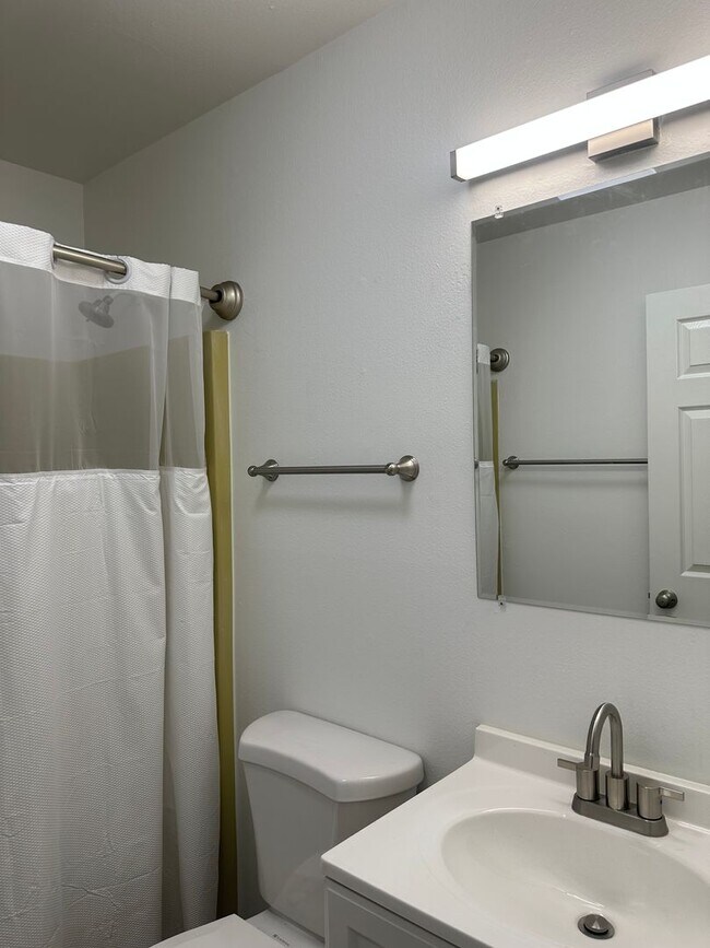Building Photo - SPACIOUS 3-BEDROOM HOME NEAR OREGON TECH AND SKY LAKES  Located just 1.5 miles from Oregon Tech a...