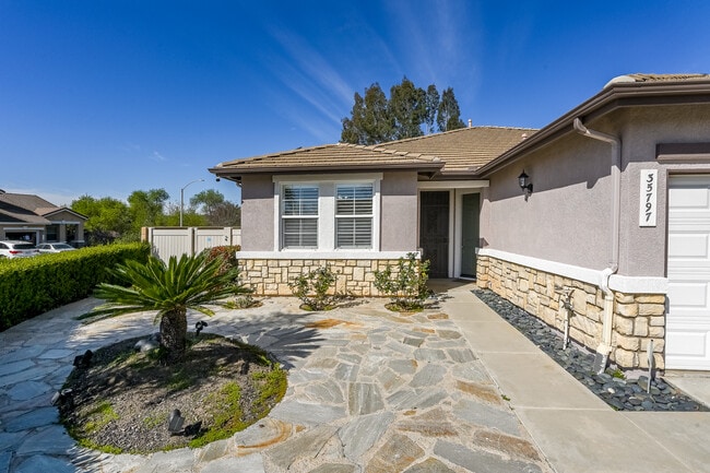 Building Photo - 35797 Rosedown Ln