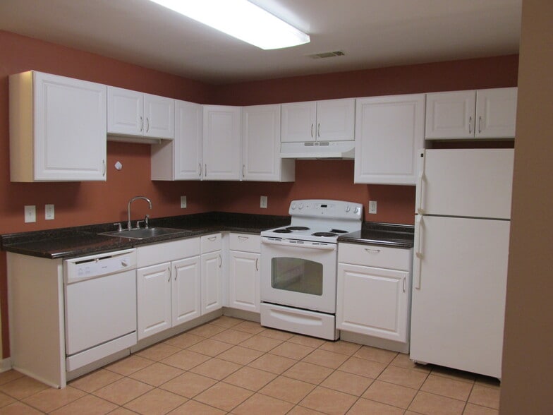 Kitchen & dining area - 247 Hereford Cir