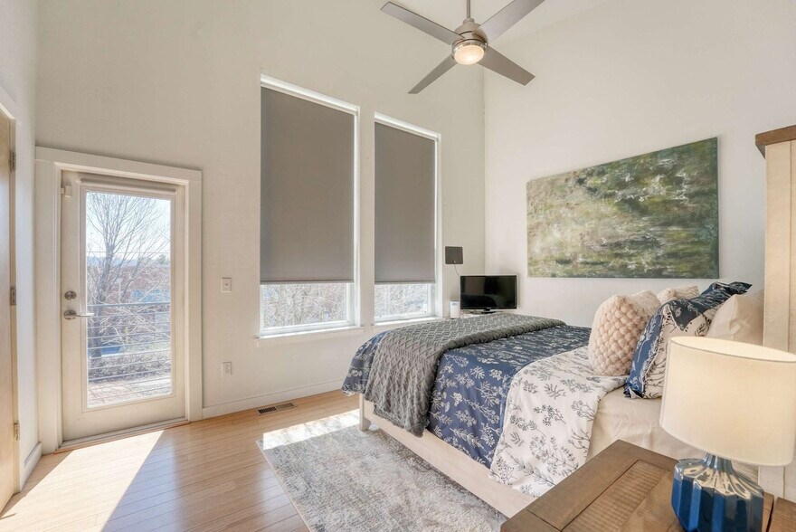 Building Photo - 330 W 5th St