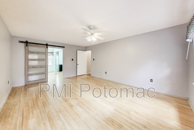 Building Photo - 1718 Crestview Dr