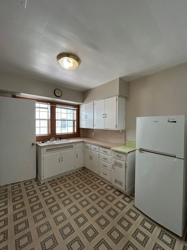 Building Photo - 1717 Roys Ave