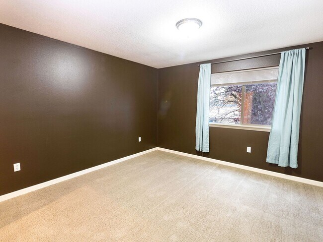 Building Photo - Bright & Spacious 2-Bedroom End Unit Townh...