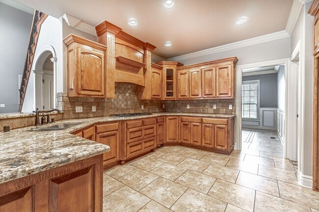 Building Photo - Gorgeous Rogers Home!