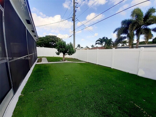 Building Photo - 2109 N Park Rd