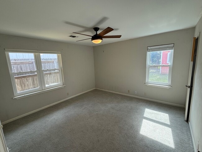 Building Photo - 7 Maple Ln