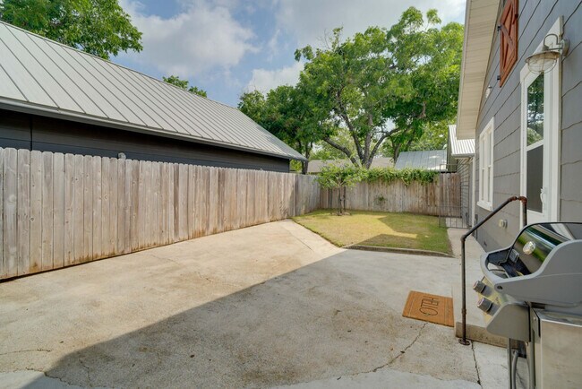 Building Photo - 2288 Gruene Rd