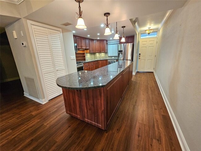 Building Photo - 6020 Shore Blvd S