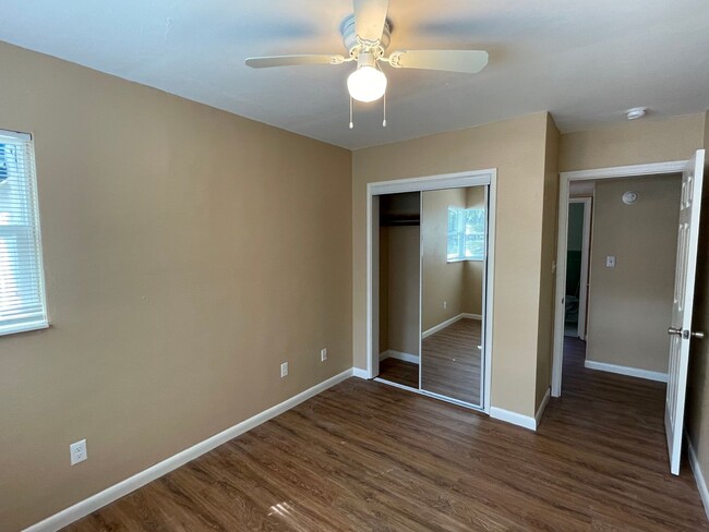 Building Photo - Great 3 Bed/1 Bath Home Right Off Universi...