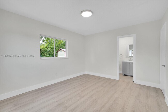 Building Photo - 14312 SW 110th Ave