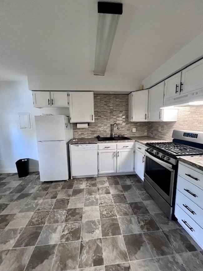 Building Photo - Cute 1 Bd 1 Ba Duplex in Beautiful Blaine!