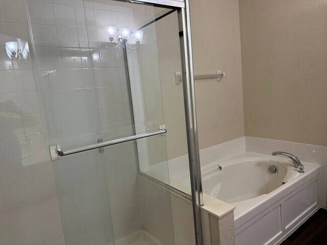 Building Photo - 2211 Pine Oaks Tr