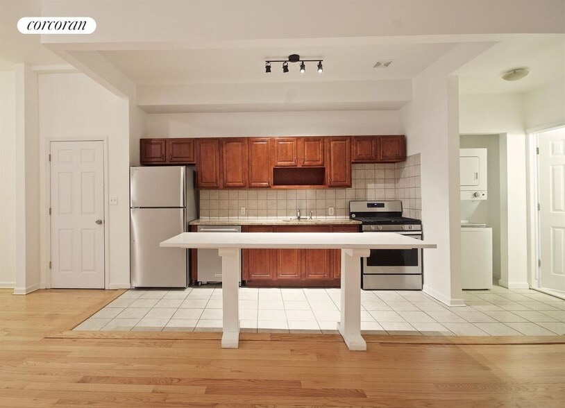 Building Photo - 784 Halsey St