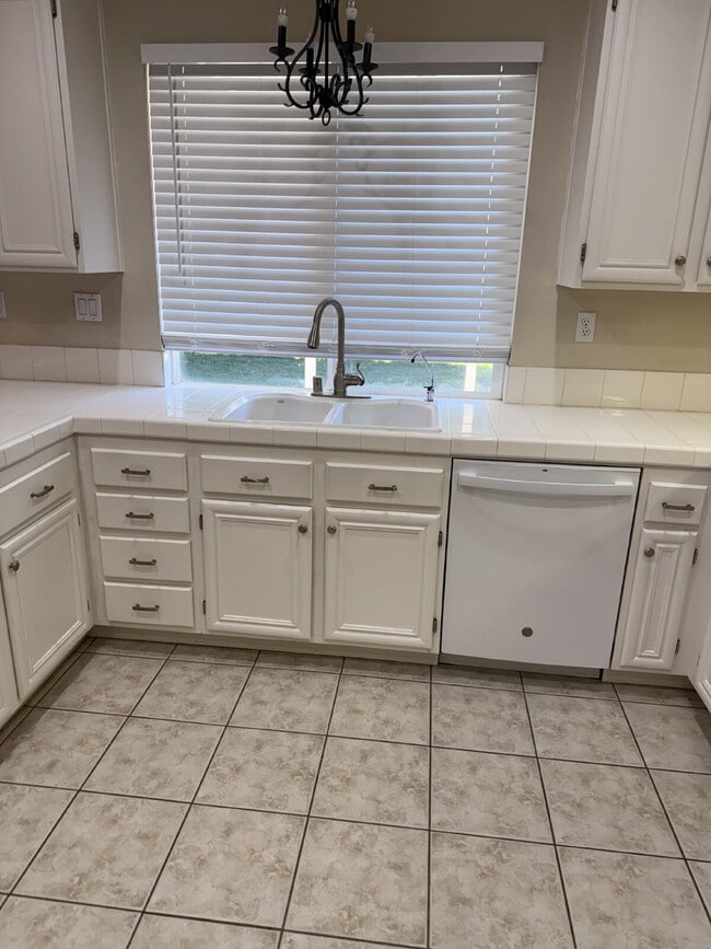 Building Photo - Spacious 5-Bed Family Home w/ 3-Car Garage Near Top Schools in Orange Crest.  One large bedroom a...