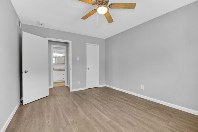 Building Photo - 521 Spring Dr