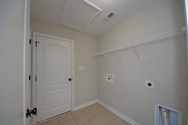 Building Photo - 300 Cadenza Ln