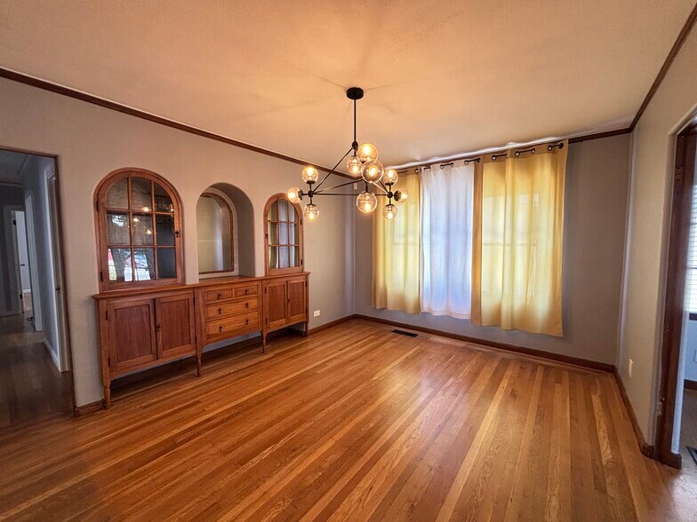 Building Photo - 5875 Picardy Dr