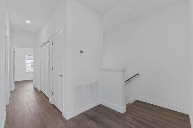 Building Photo - 525 Hill Ln