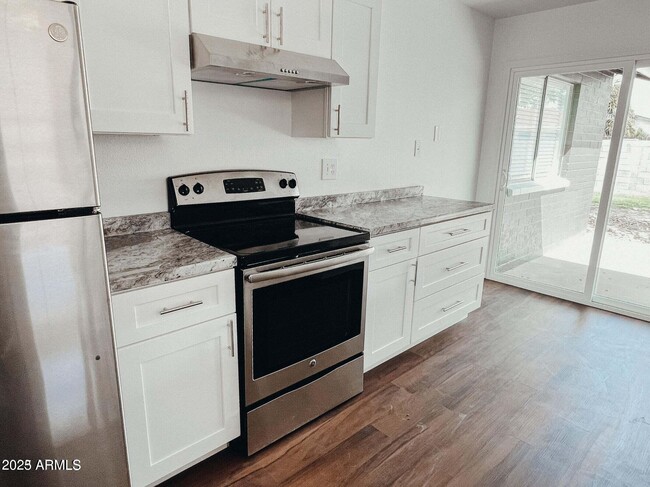 Primary Photo - 2342 W Sunnyside Ave
