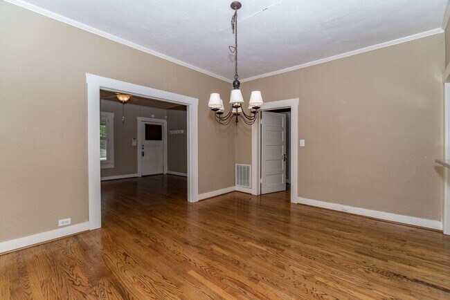 Building Photo - Alamo Heights Cottage