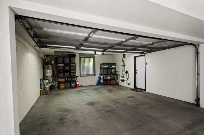 Building Photo - Spacious Tri-Level Townhome in Valley Village