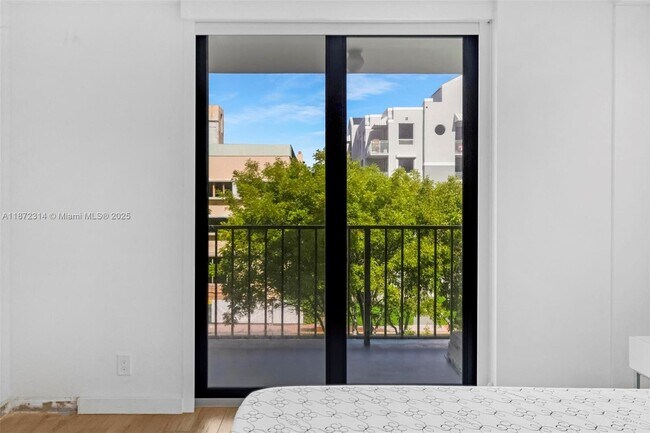 Building Photo - 2625 Collins Ave