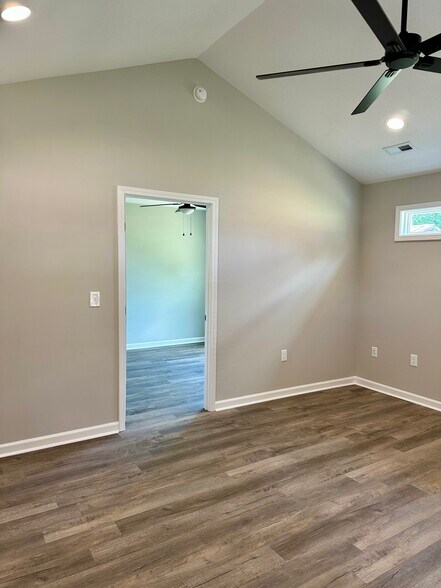 Expansive area for relaxation - 2217 Kenwood Blvd SE