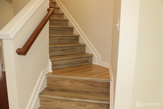 Building Photo - 6 Bond St