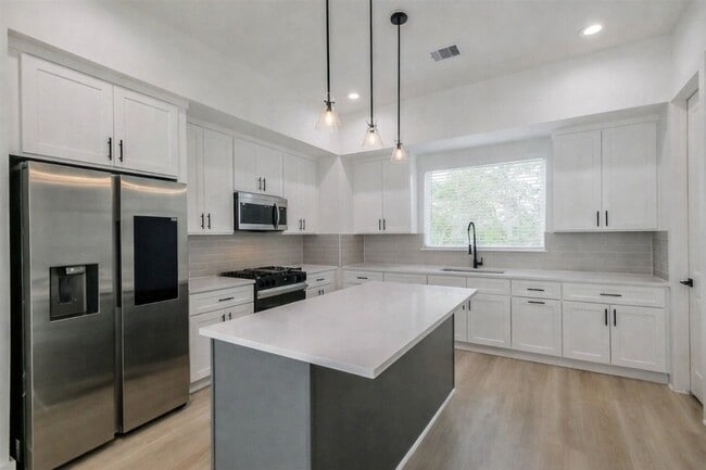 Building Photo - 5703 Balbo St