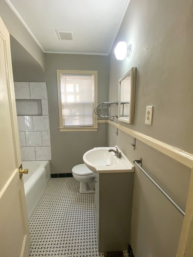 Building Photo - 4 bed, 2 bath near the University of Memphis