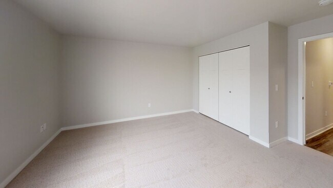Building Photo - Condo Style Lower 2 Bedroom 2 Bathroom Apartment