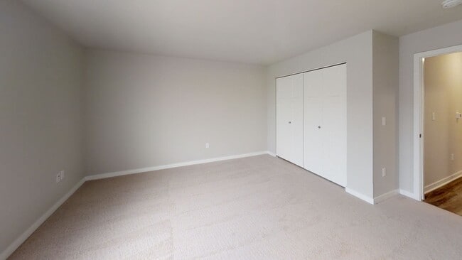 Building Photo - Condo Style Upper 2 Bedroom 2 Bathroom Apartment is Available