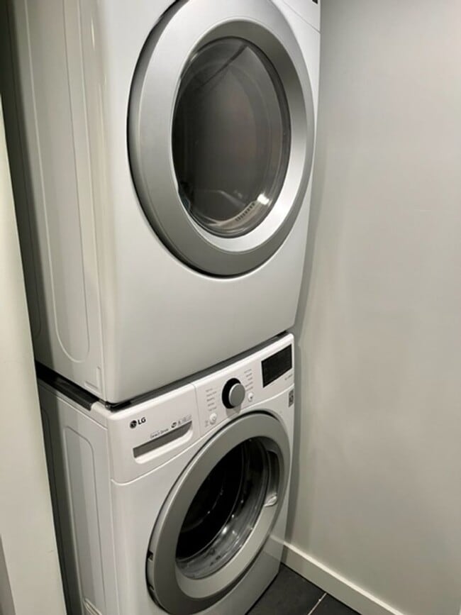 Building Photo - Ballard Duplex - Lower Unit