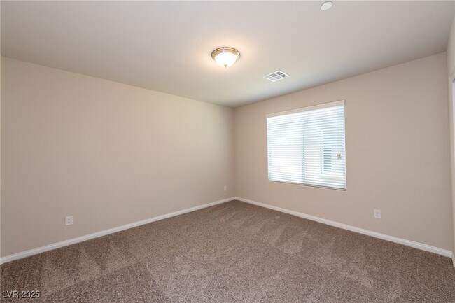 Building Photo - 480 Silverweed Ave
