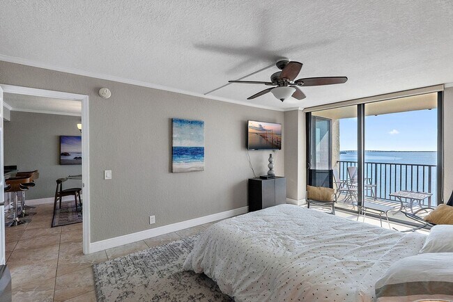 Building Photo - Spacious Waterfront 2/2 condo - Furn. or U...