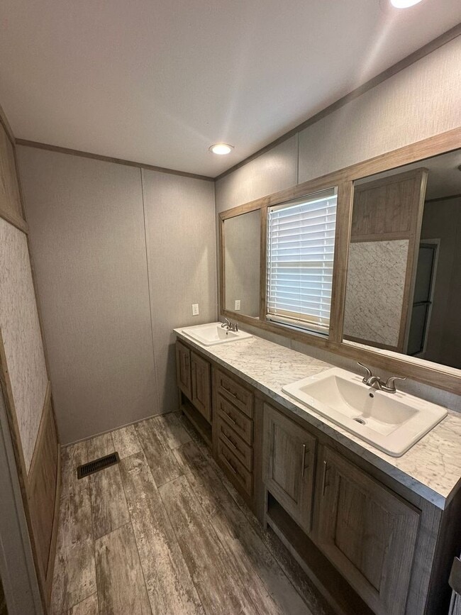 Building Photo - 3 Bed 2 Bath Home
