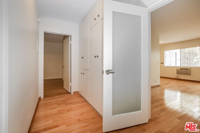 Building Photo - 1608 S Bentley Ave