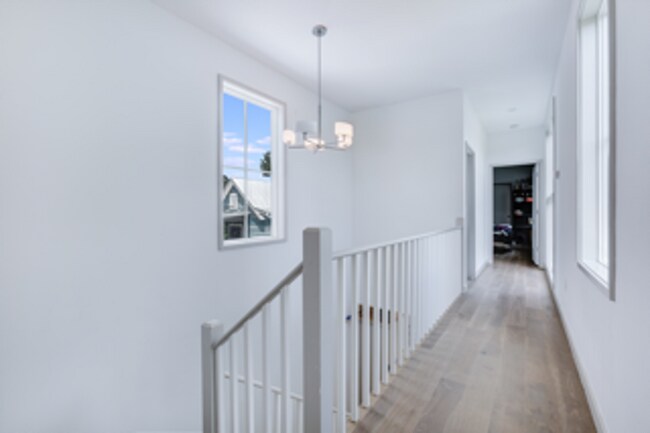 Building Photo - Modern Downtown Home!