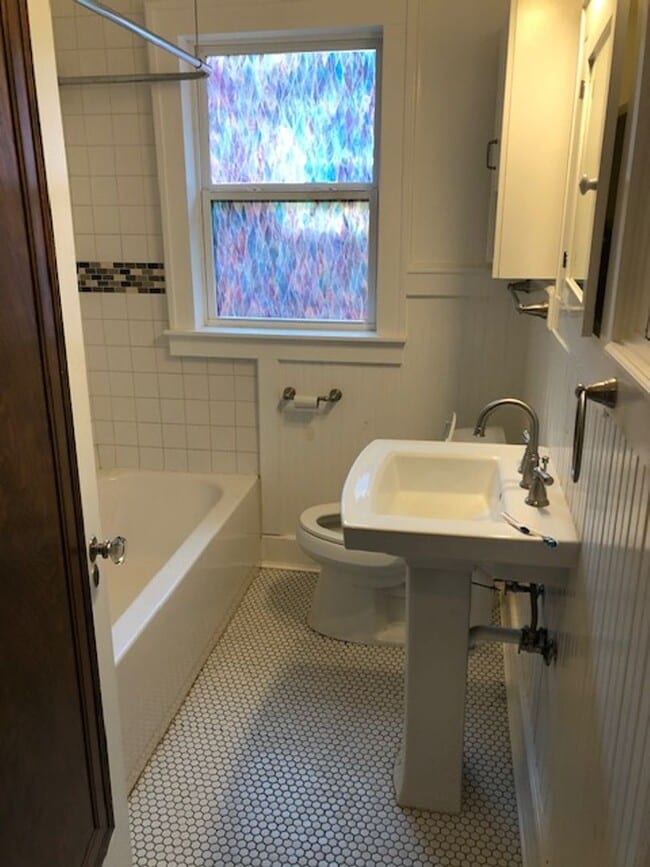 Building Photo - Charming 1-Bedroom Duplex in Historic Gate...